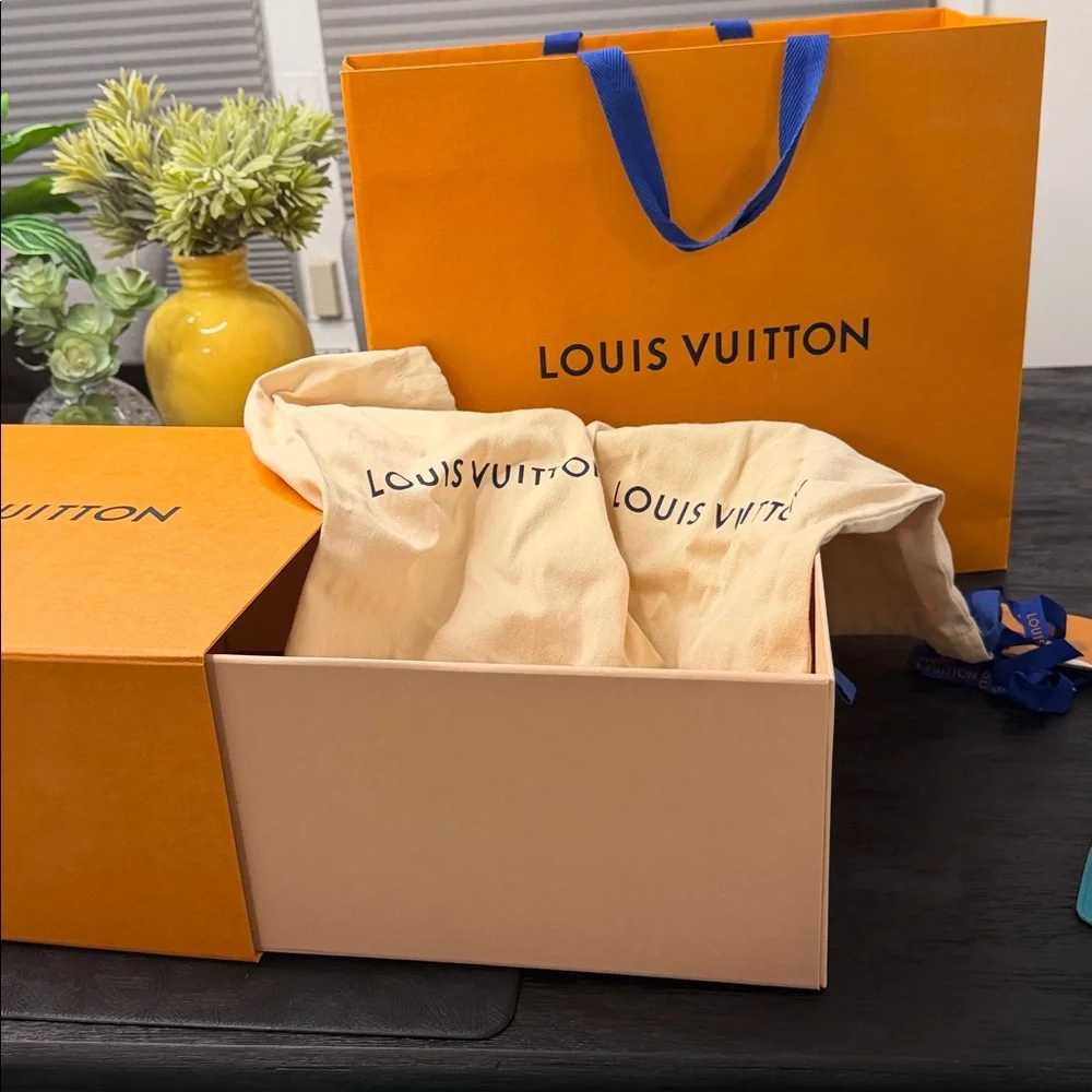 Louis Vuitton Orange Box with Blue Ribbon and Two Dust Bags in great condition - Picture 5 of 10